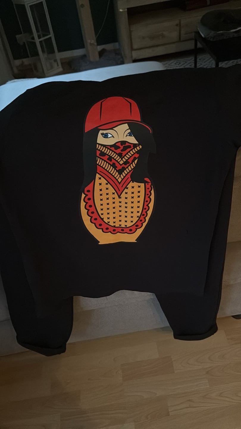 Customer photo review of Matryoshka Damen Oversized T-Shirt schwarz by SAEBIS®