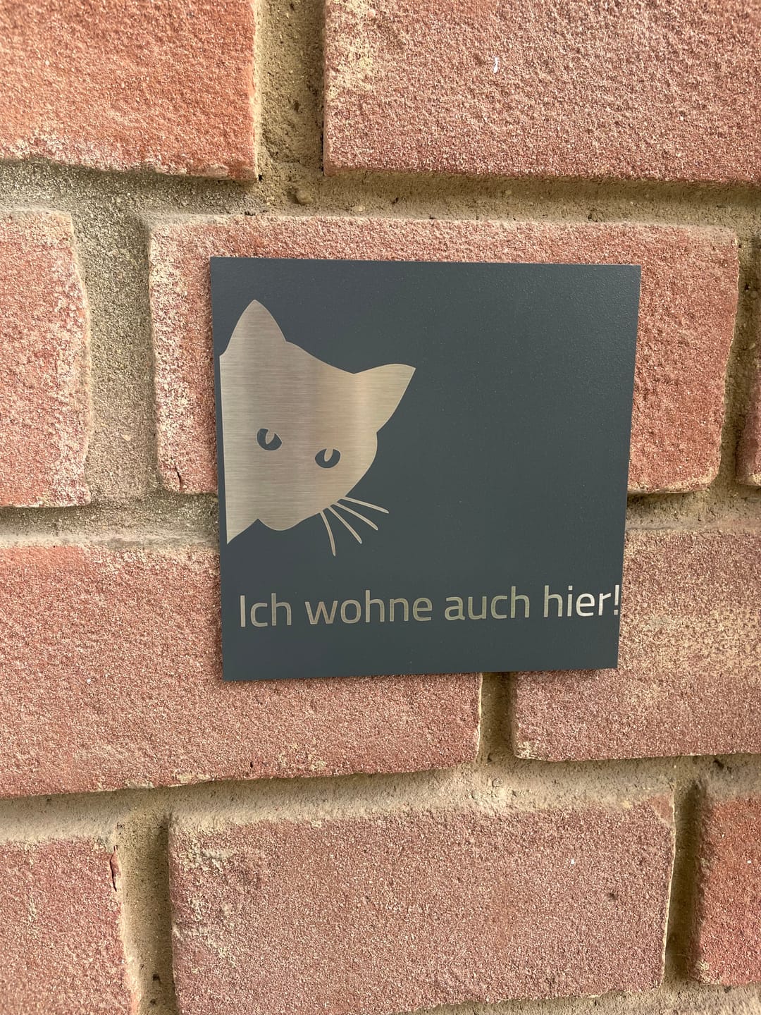 Customer photo review of Farbige Edelstahlschilder in verschiedenen Größen. Individuell personalisierbar 40 Schriftarten über 200 Motive.