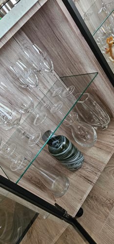Nærbilde av anmelderens skap som viser den fine trestrukturen til Sanremo Eik Natur kontaktplast.