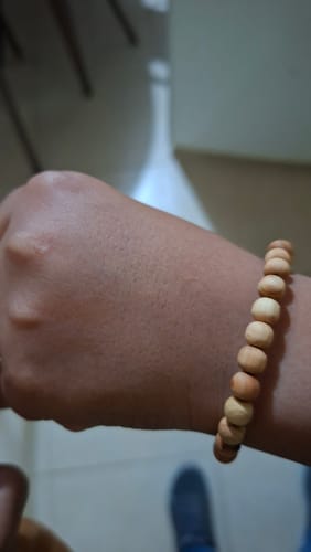 Customer photo review of Pulsera de Madera de Sándalo (6 mm)