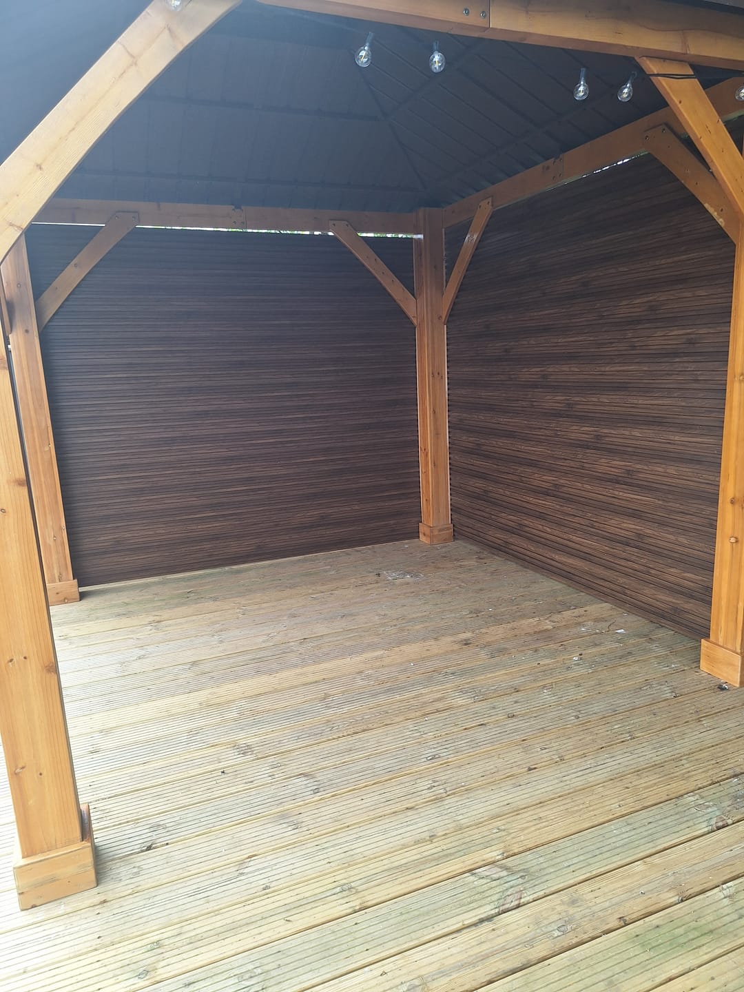 Customer photo review of Exterior Seamless Outdoor Panels 2.4m × 2.4m (16 Panels Per Pack) Multiple Colours