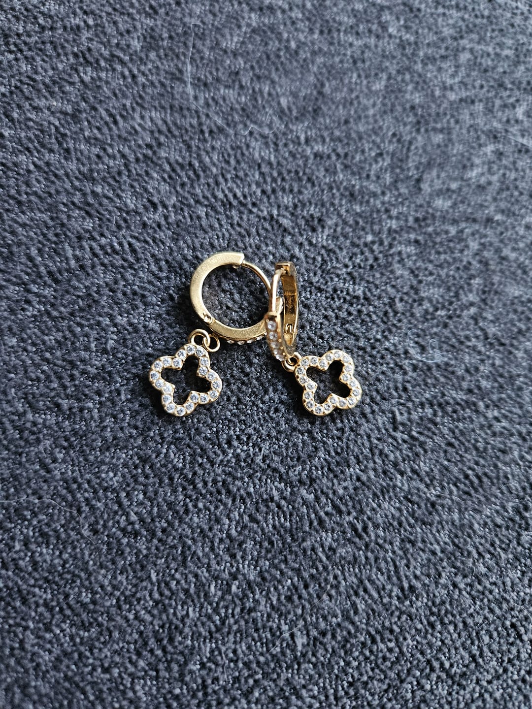 Customer photo review of Pave Lucky Aura Huggie Ohrringe 14K Vergoldet