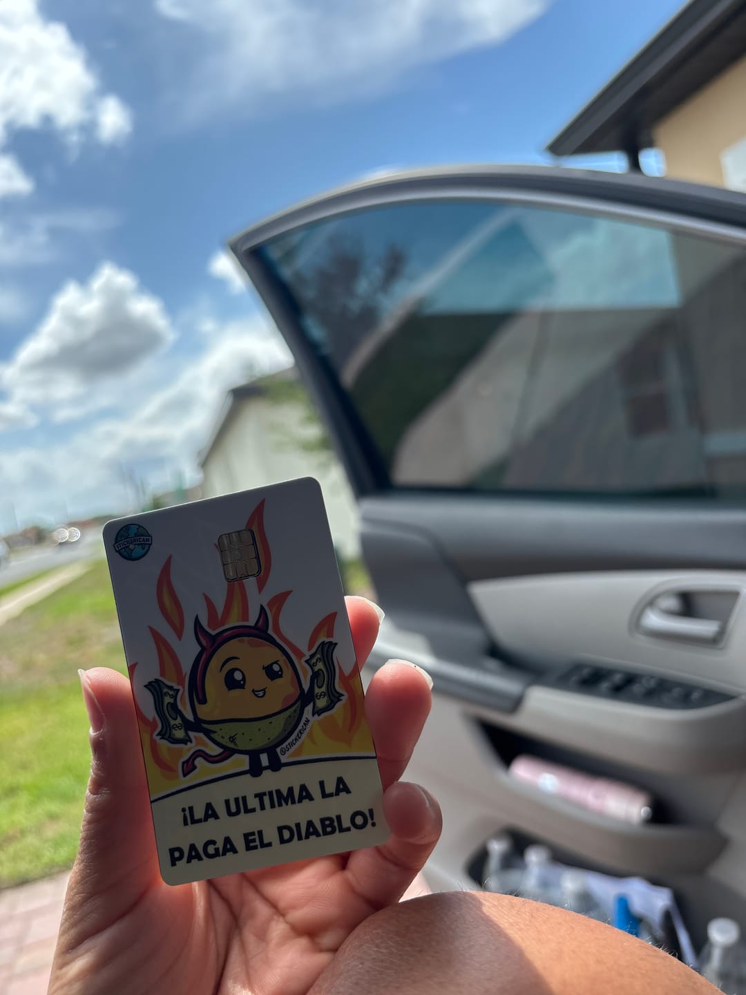 Customer photo review of La Última La Paga el Diablo - Sticker para Tarjeta de Crédito