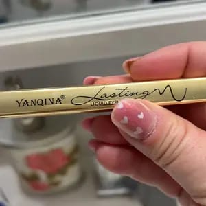 Customer photo review of Eyeliner liquido waterproof – Punta di precisione in fibra, a lunga durata e resistente alle sbavature (nero)