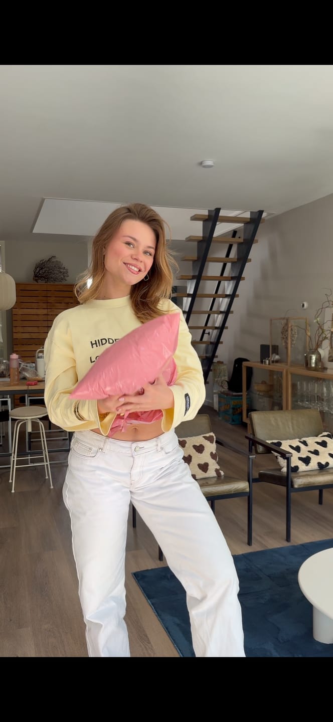 Customer photo review of VINTAGE LOGO LONGSLEEVE T-SHIRT BUTTER YELLOW