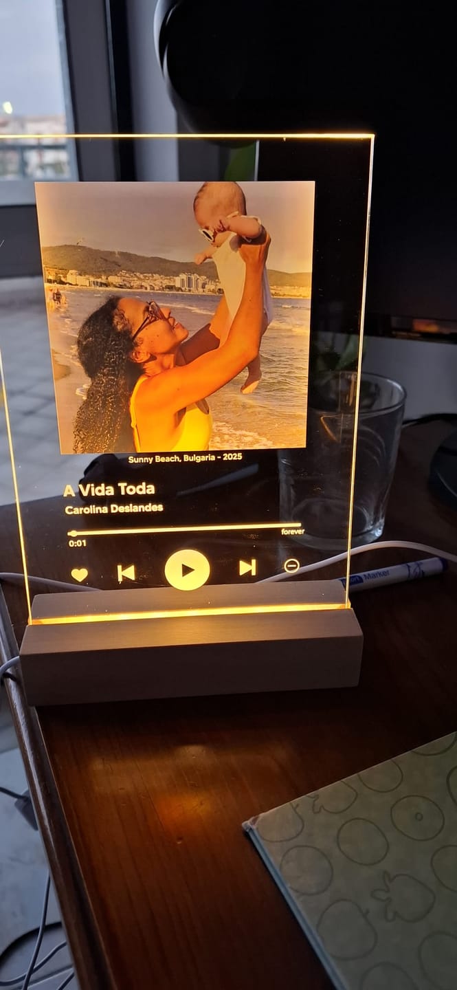 Customer photo review of Placa Spotify Personalizável (Foto & Música)