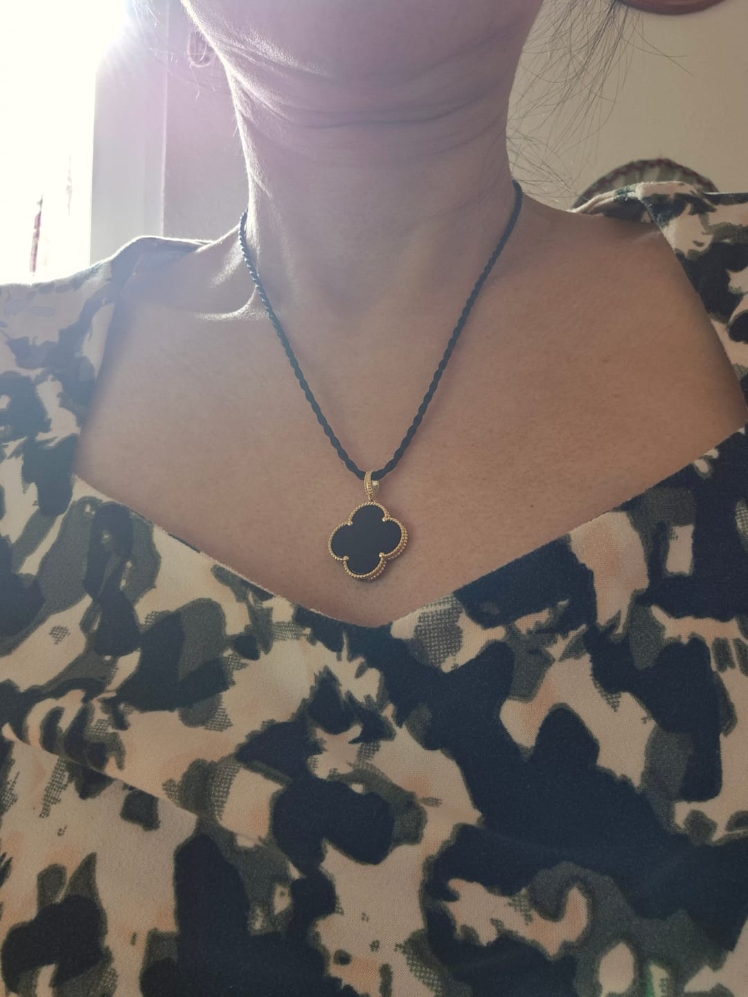 Customer photo review of Anhänger Gelbgold 18k – Barg-e Onyx (Onyxblatt)
