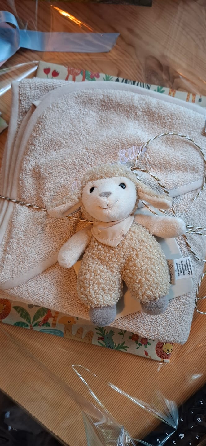 Customer photo review of Kapuzenhandtuch Baby personalisiert – Nougat