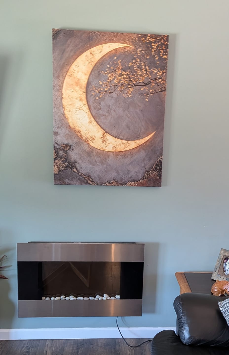 Customer photo review of Luxury Crescent Moon Canvas Wall Decor – Illuminated Gold and Grey Artwork