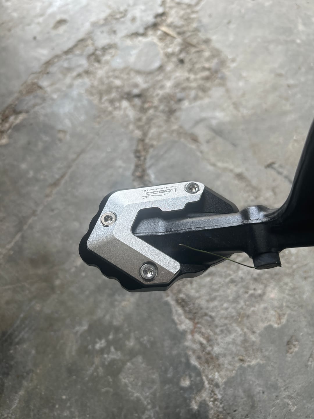 Customer photo review of LOBOO Side Stand Extension for BMW R1300GS (2023+) | Hybrid Aluminum & Stainless Steel Kickstand Pad