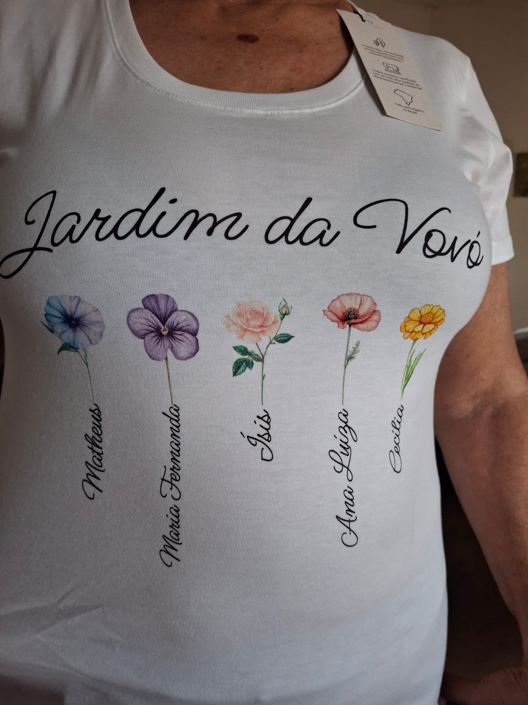 Customer photo review of Camiseta JARDIM DA VOVÓ - NOVAS FLORES  | Presente para Avó | Algodão 100%