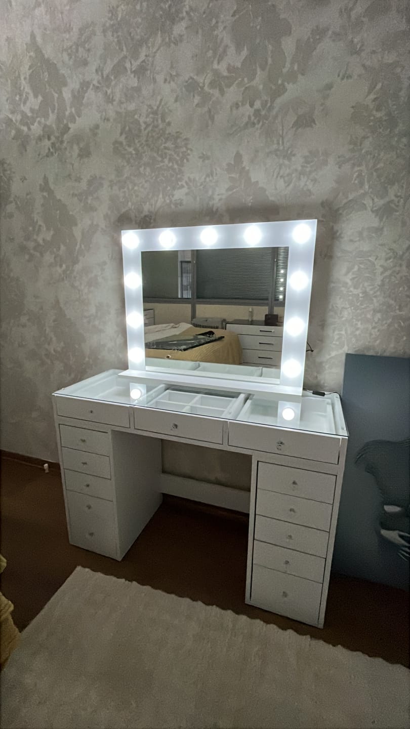 Customer photo review of Rani BJ118 Hollywood Işıklı Aynalı Kulis Makyaj Masası Cam Tablalı 13 Çekmeceli Takı Düzenleyici Beyaz