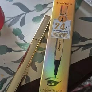 Customer photo review of Eyeliner liquido waterproof – Punta di precisione in fibra, a lunga durata e resistente alle sbavature (nero)