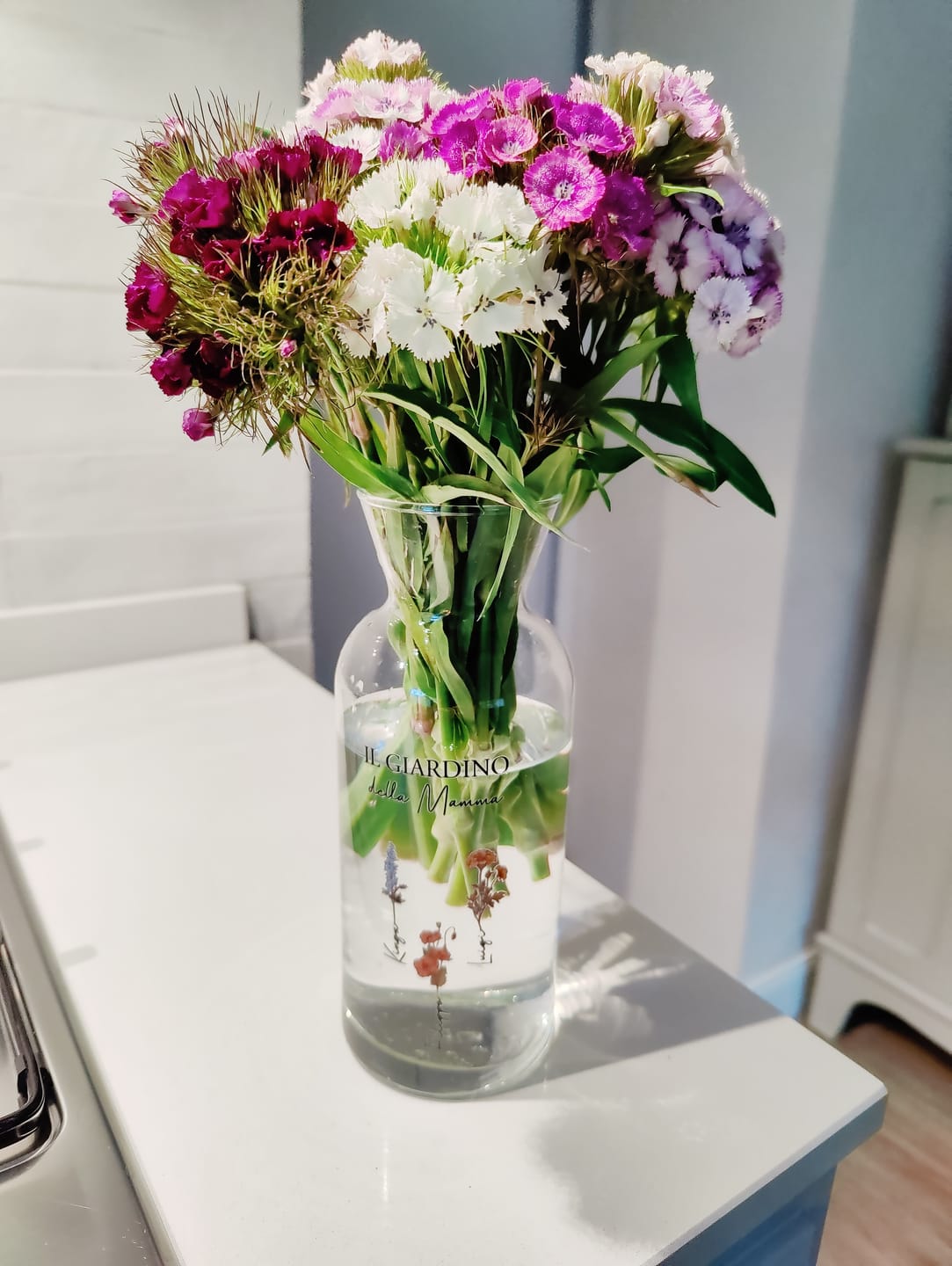 Customer photo review of Il giardino della mamma – Vaso in vetro personalizzato con nome e fiori per mamma e nonna
