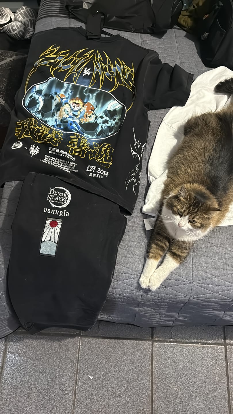 Customer photo review of 5195 - Demon Slayer: Kimetsu no Yaiba - Zip-ups