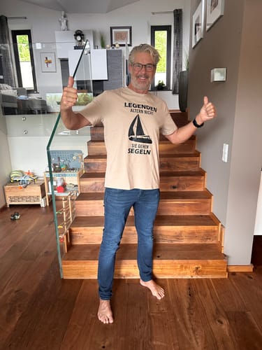 Customer photo review of LEGENDEN ALTERN NICHT SIE GEHEN SEGELN - Herren Premium T-Shirt