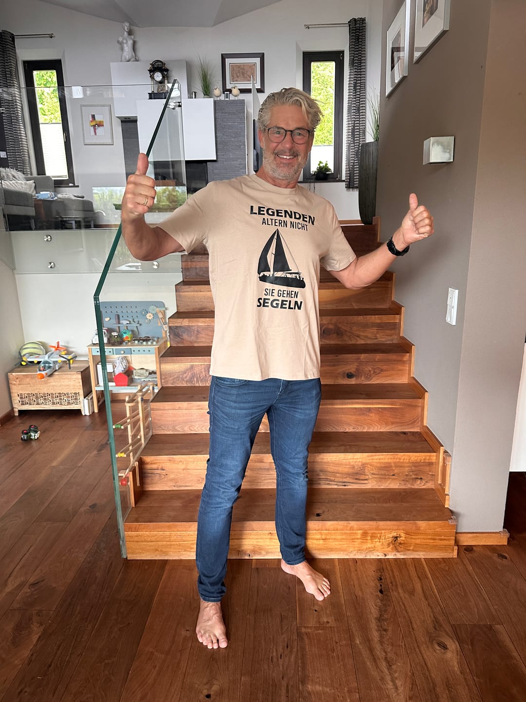 Customer photo review of LEGENDEN ALTERN NICHT SIE GEHEN SEGELN - Herren Premium T-Shirt