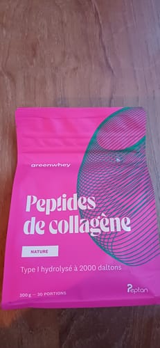 Photo d'un client montrant le sachet rose de Peptides de Collagène, saveur Nature, posé sur une surface en bois.
