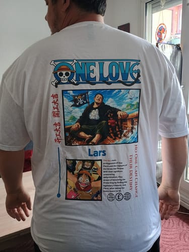 Kunde von hinten, der das personalisierte weiße 'ONE LOVE' T-Shirt mit großem Rückendruck trägt.