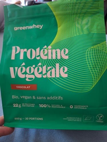 Client tenant le sachet vert de Protéine végétale Greenwhey au chocolat.
