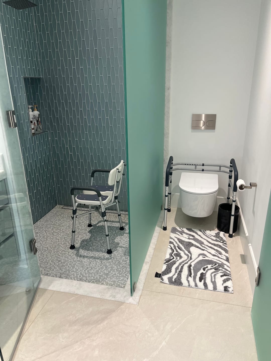 Customer photo review of U-Shape Shower Chair (450lb)