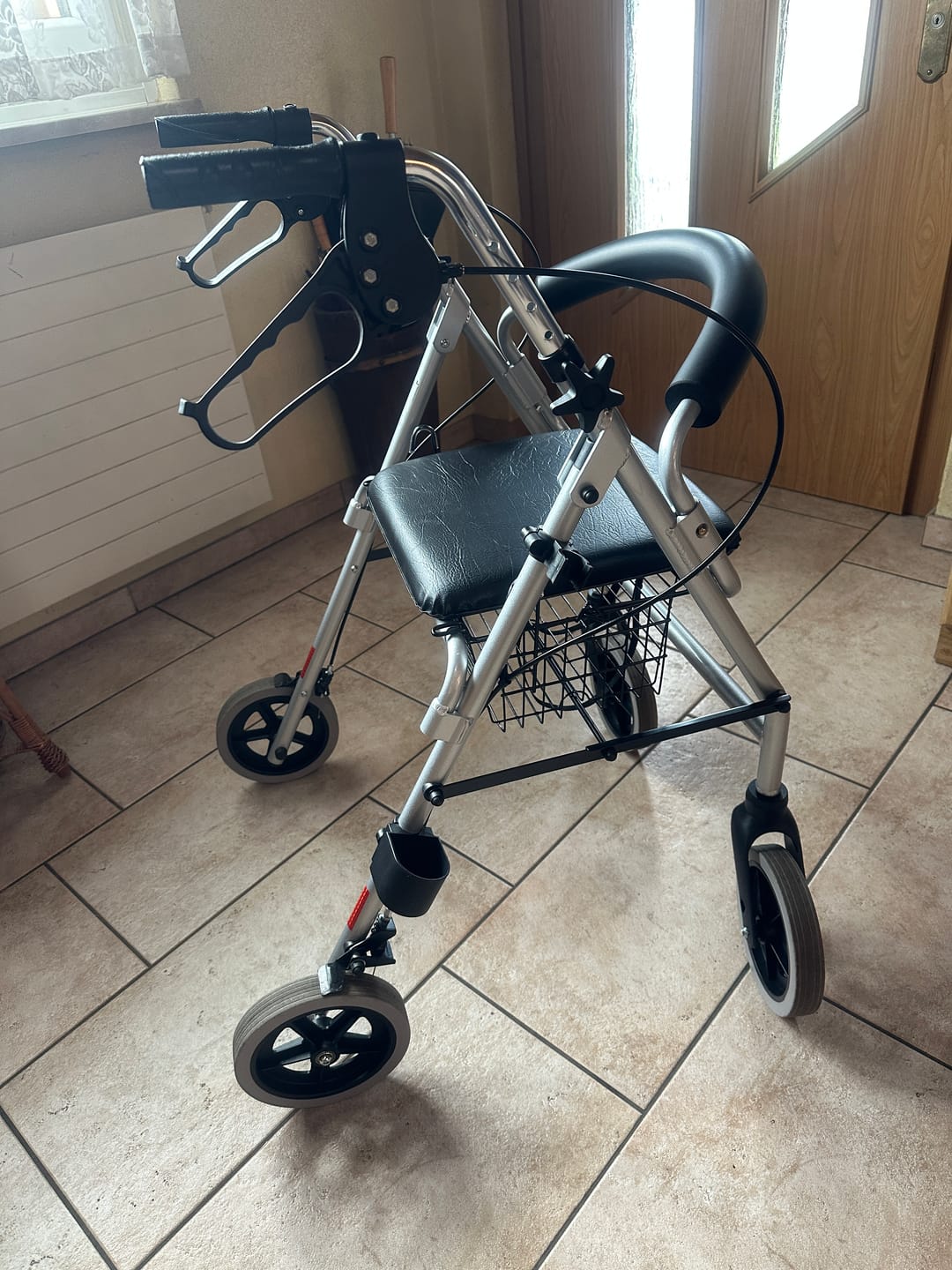 Customer photo review of Trendmobil Rollator nur 6,7 kg - inkl. Korb und Stockhalterung