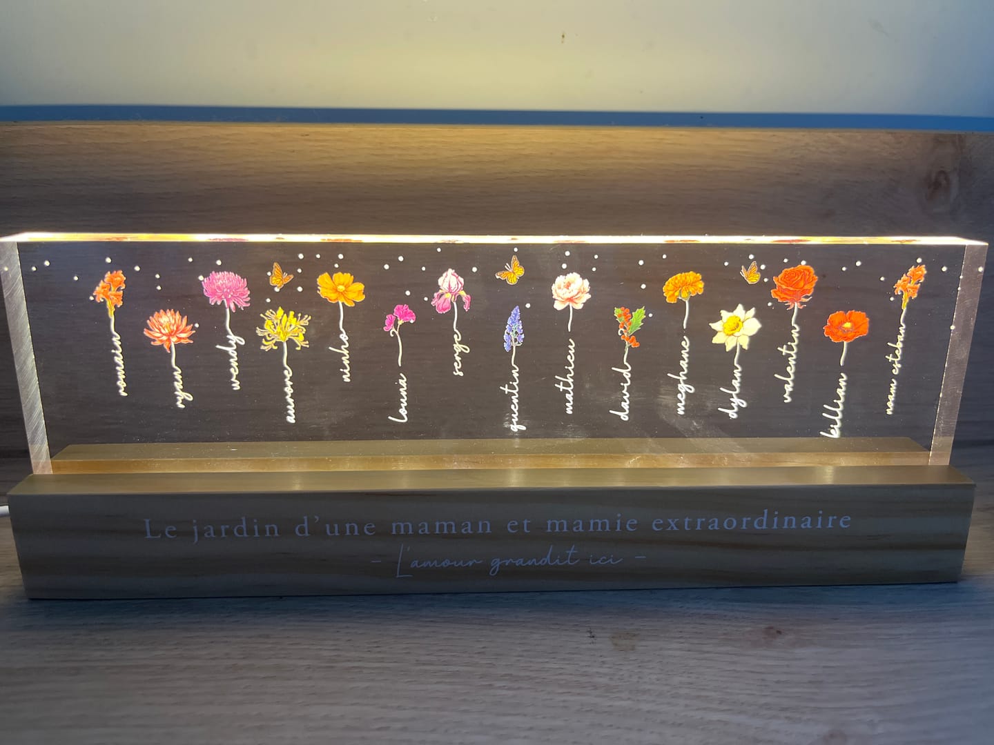 Customer photo review of Le Jardin de Mamie - Plaque LED acrylique personnalisée avec fleurs pour Maman et Mamie