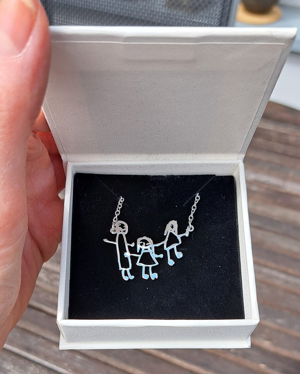 Customer photo review of Persönliche Kinderzeichnung als Halskette oder Anhänger in Gold