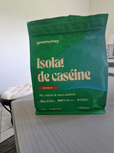 Un client a pris en photo son sachet vert d'Isolat de Caséine au chocolat sur une table.