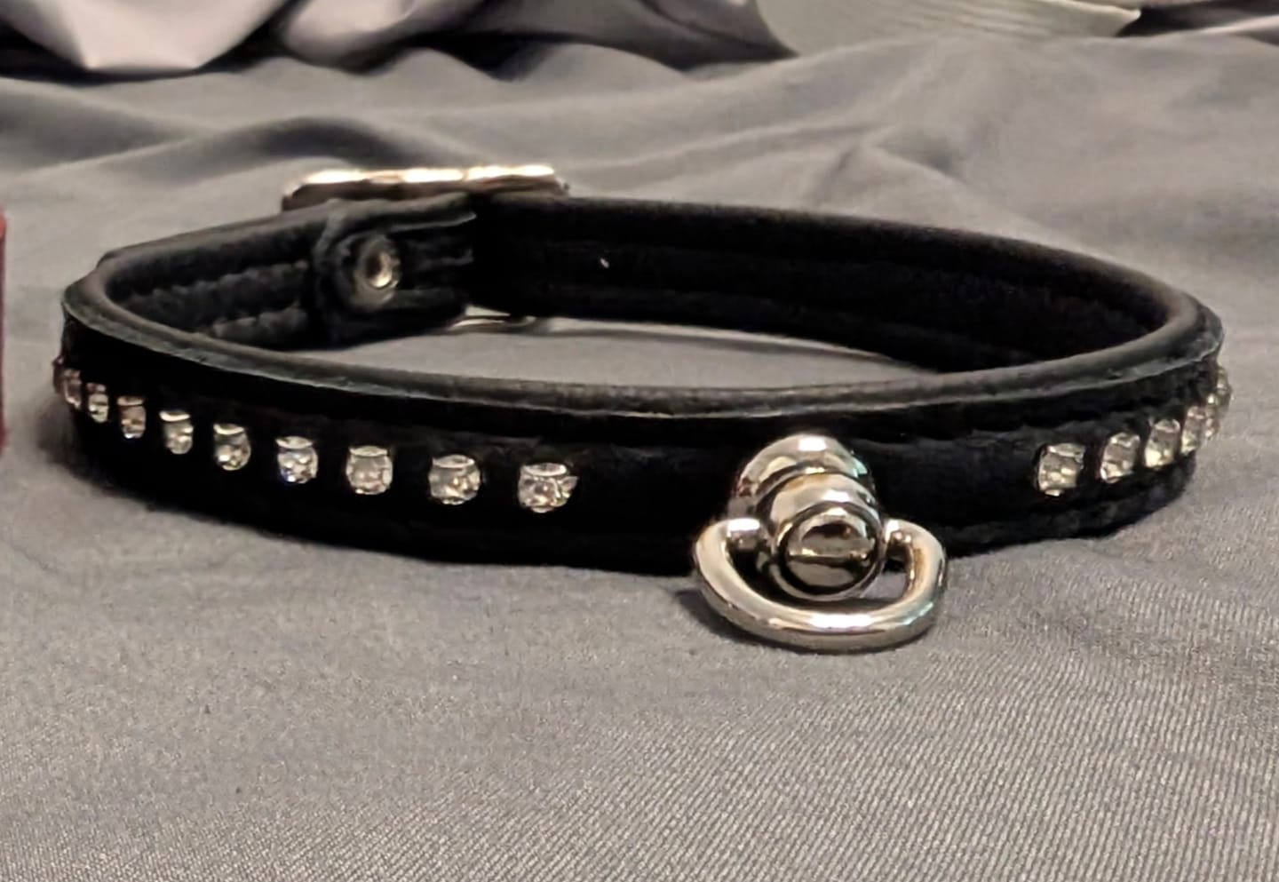 Customer photo review of SiaLinda: Halsband echtes Elch Leder mit kl. O-Ring und Strass, schwarz / schwarz 14 mm breit