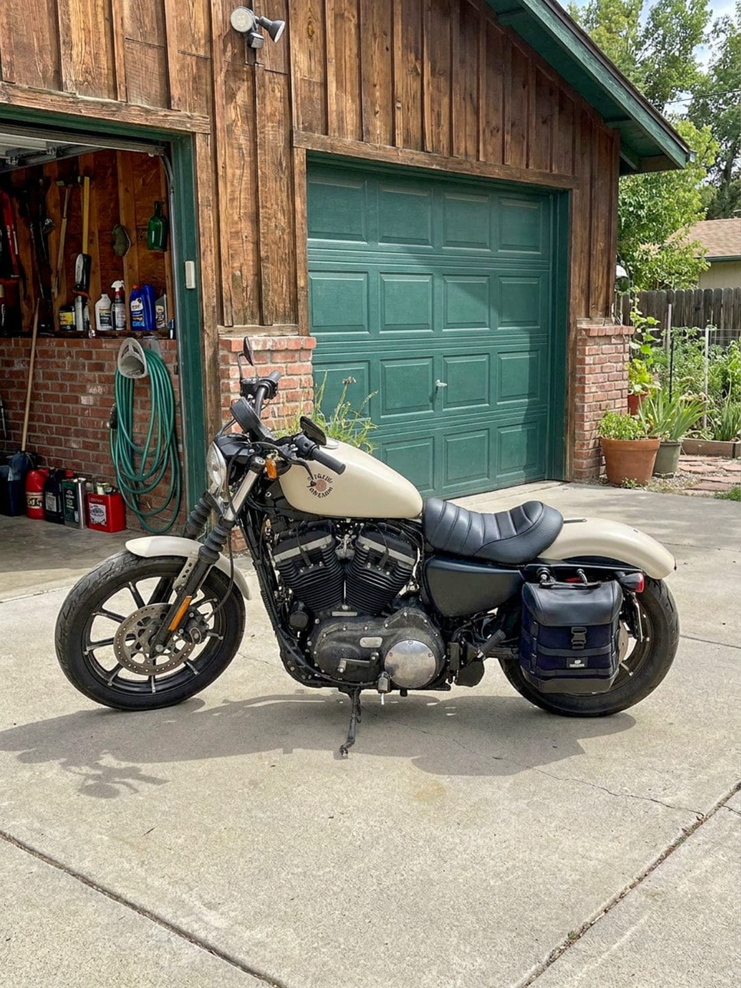 Customer photo review of 15L - Incognito Quick Mount Medium Solo Motorcycle Saddlebag (Left Only) for Harley Sportster 883 Iron XL883N