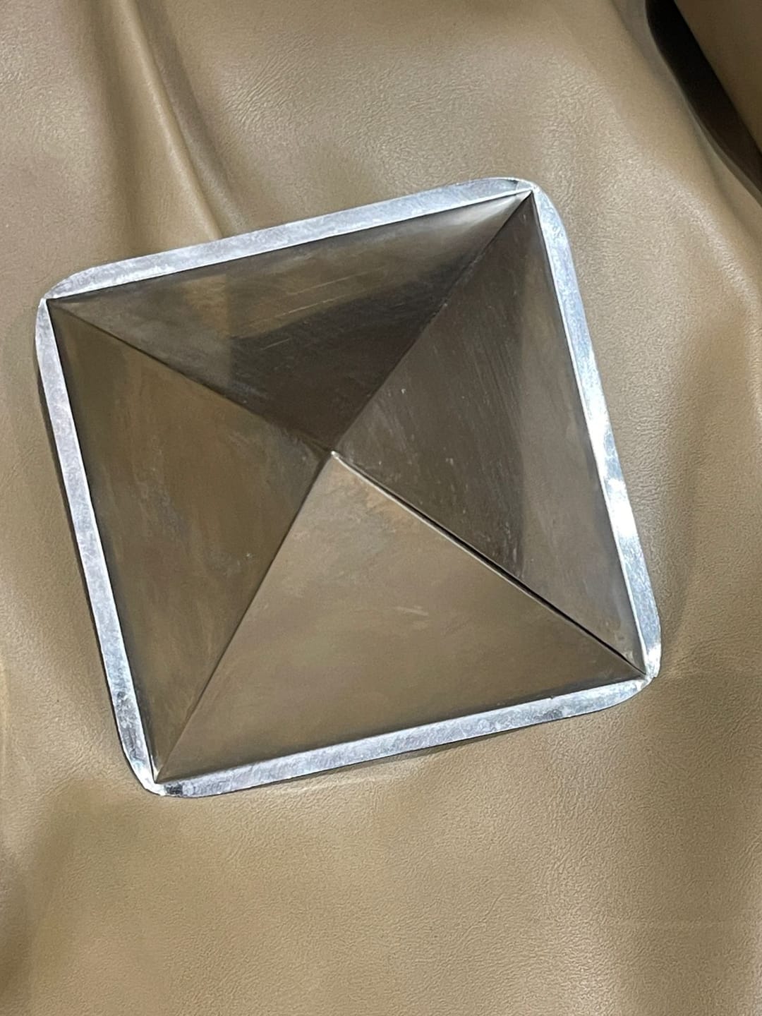 Customer photo review of Tri-Dhatu Hollow Vastu Pyramid – Alloy Metal Vastu Remedy for Protection & Prosperity | Ideal for Home, Office & Spiritual Areas | 4 cm | 120 g