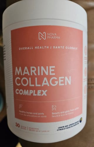 Photo d'un client montrant le pot de Collagène Marin de Nova Pharma, saveur Citron et Baies de Genévrier.