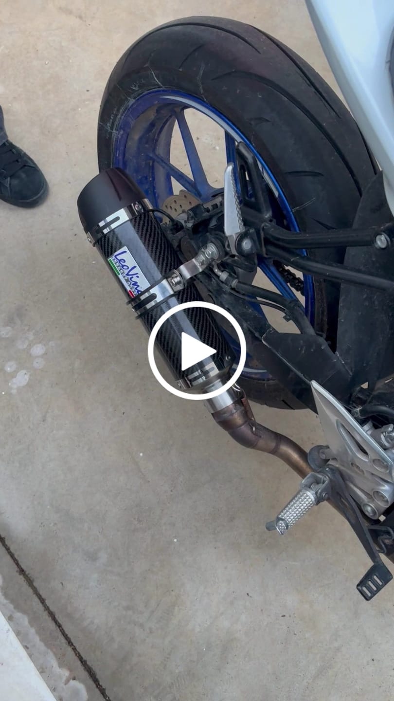 Customer video review of Silenciador Universal Moto Símil Carbono 51mm