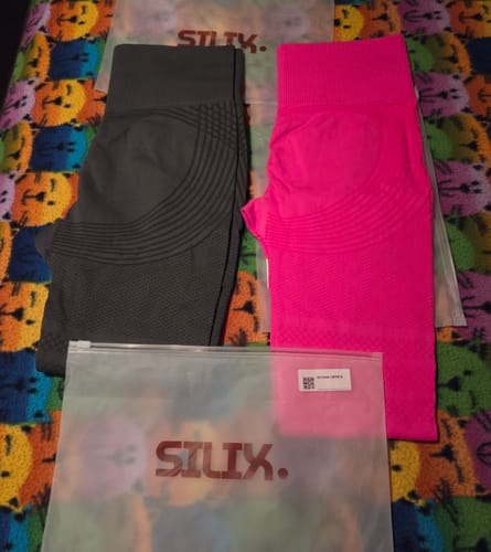 Customer's gray and pink 3D Anti-Cellulite Leggings shown with their packaging.