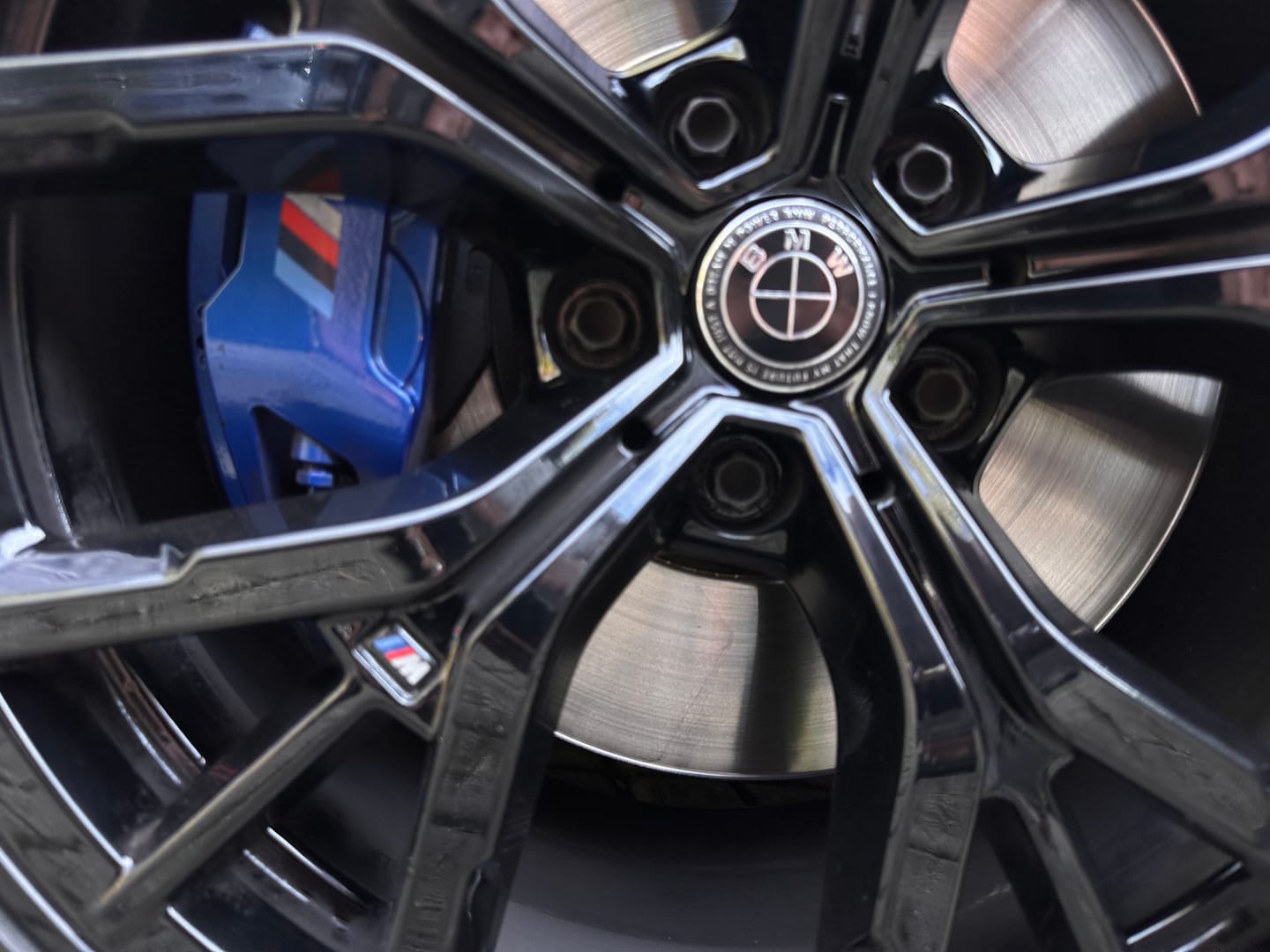 Customer photo review of BMW 50TH ANNIVERSARY FULL BLACK FLOATING WHEEL CENTRE CAP SET