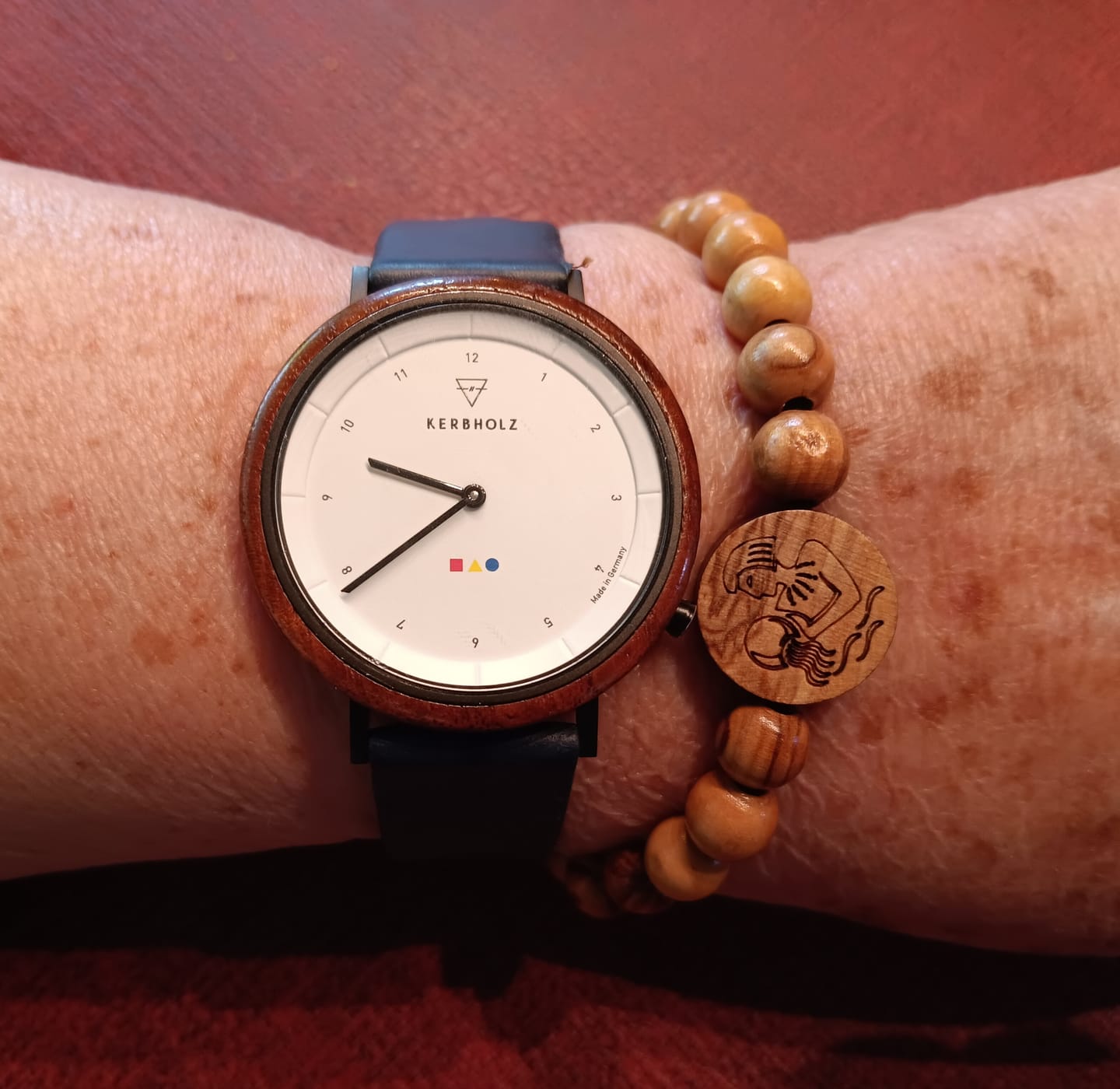 Customer photo review of Olivenholz Armband mit Sternzeichen Anhänger | Personalisiertes Perlenarmband Damen & Herren, Geschenk Geburtstag