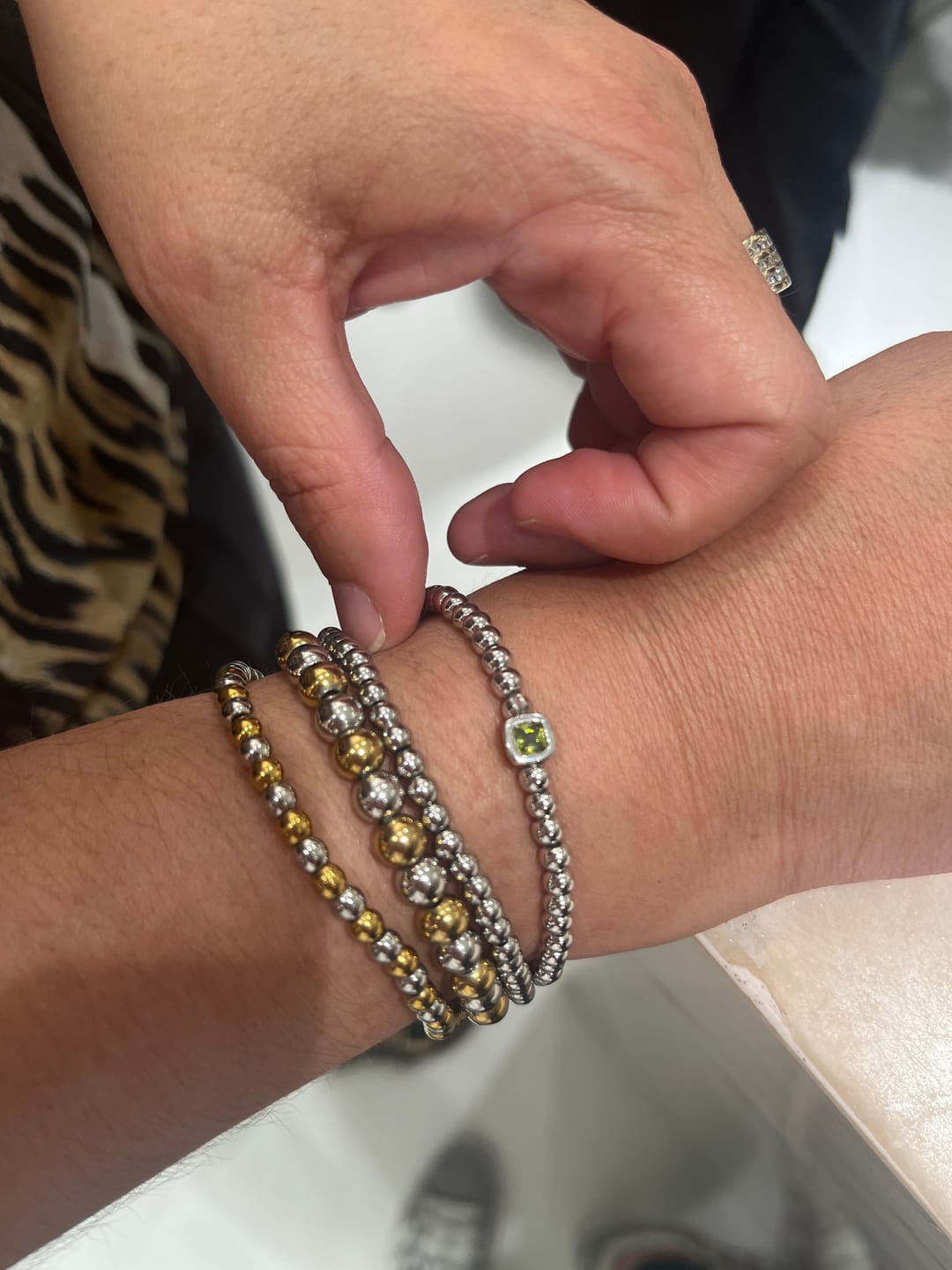 Customer photo review of Pulsera Plateada Bolitas Birthstone Cuadrado