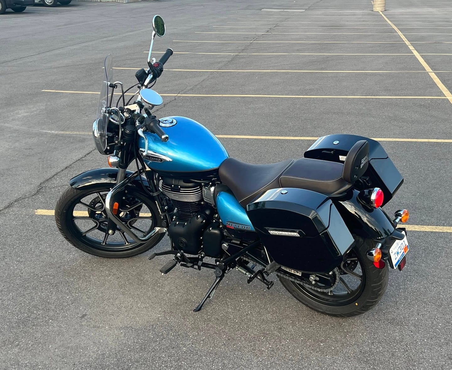 Customer photo review of 24L - Ironclad Quick-Mount Medium Royal Enfield Meteor 350 Painted Hard Saddlebags