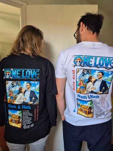 Kunden zeigen die Rückseite ihrer personalisierten „One Love“-T-Shirts in Schwarz und Weiß.