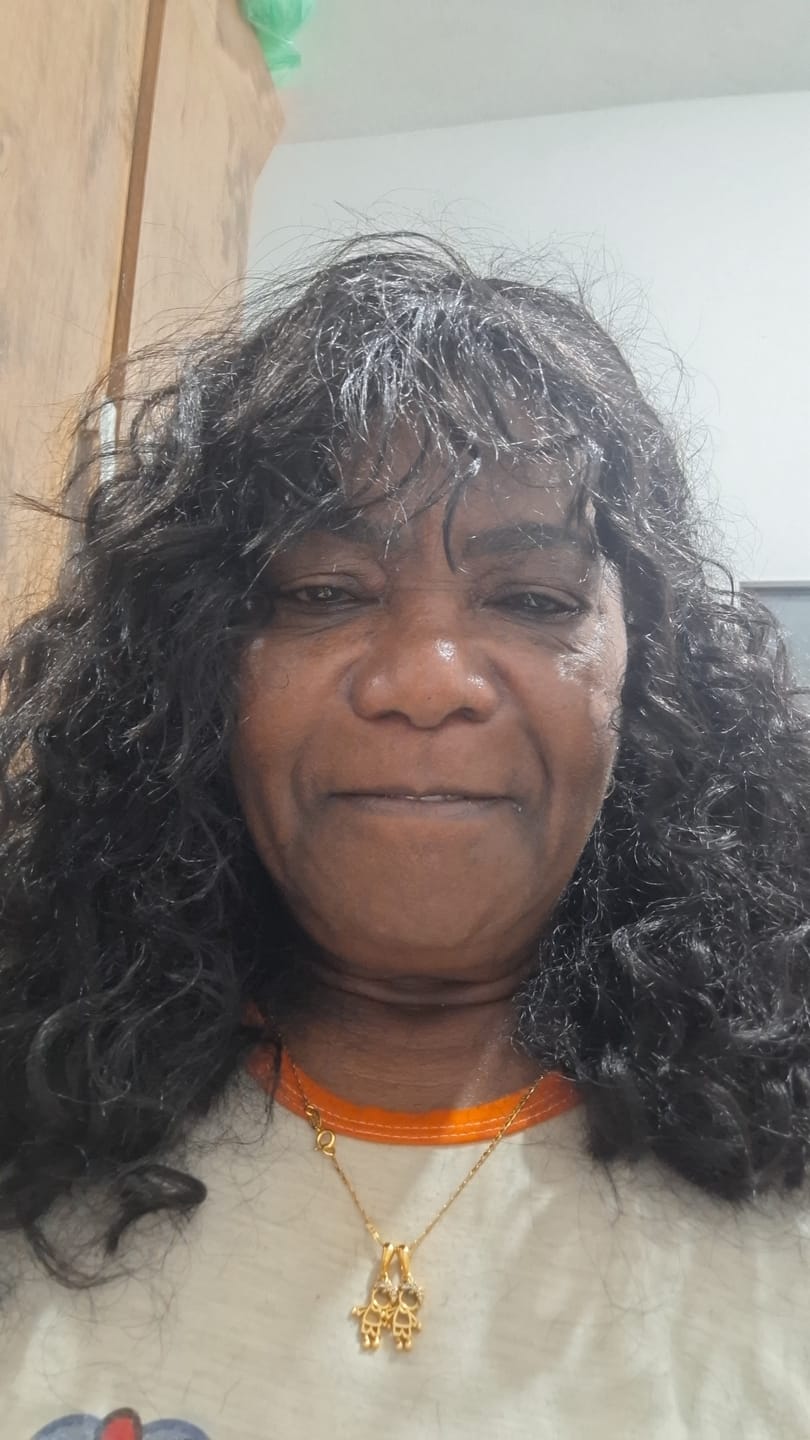 Customer photo review of Peruca Portia Castanho Escuro Cacheada