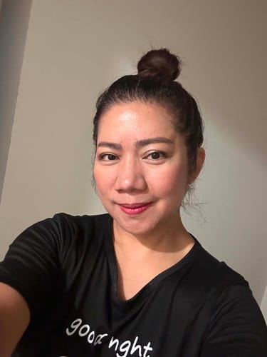 Reviewer with glowing skin after using Koriderm™ Time Reverse Cream.