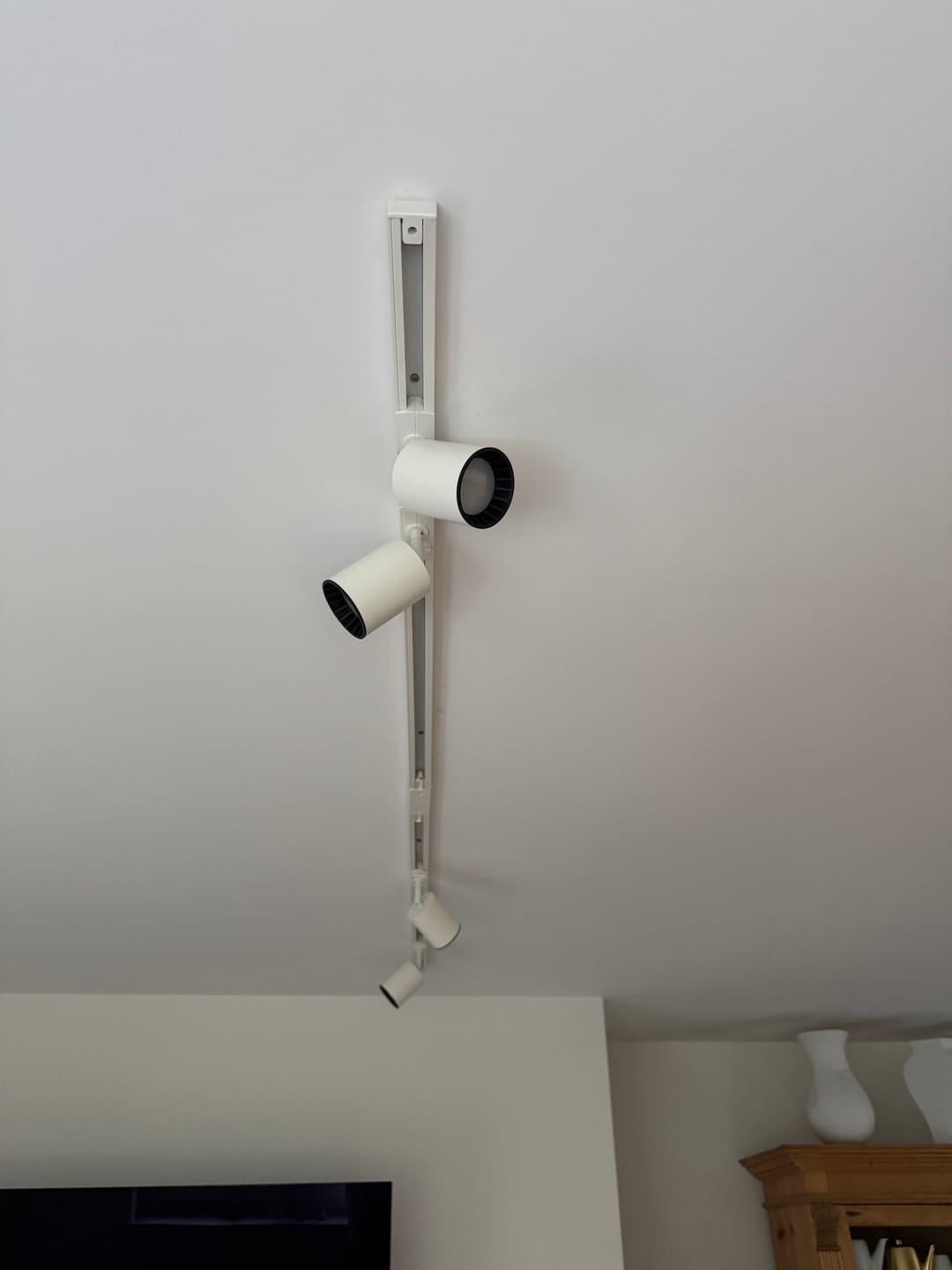 Customer photo review of OSRAM TRACKLIGHT RAIL Stromschiene inkl. Stromzuführung 100cm, weiß