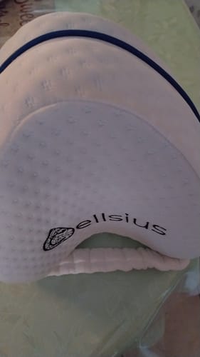Avis d'un client : gros plan sur le coussin orthopédique pour genoux Cellsius, blanc avec un liseré bleu.