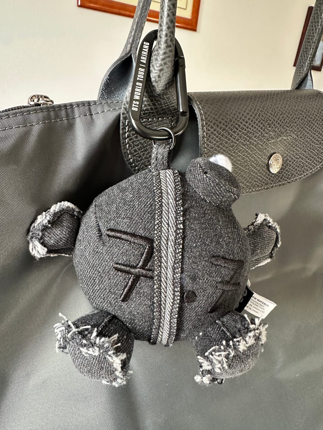 Customer photo review of BTS - ARIRANG WORLD TOUR OFFICIAL MD ARMY BOMB PLUSH KEYRING