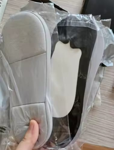 Recensore mostra il tallone ammortizzato dei supporti grigi Herox ComfortStep nella loro confezione.