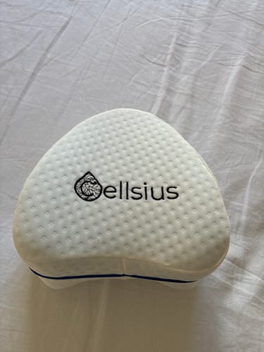 Avis d'un client : le coussin orthopédique blanc Cellsius est posé sur un drap.