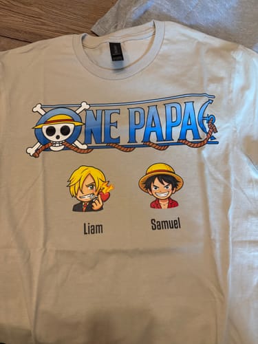 Kundenbild des personalisierten 'One Papa' T-Shirts mit zwei Anime-Figuren und den Namen Liam und Samuel.