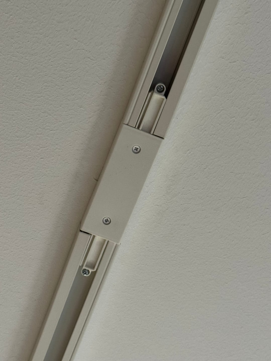 Customer photo review of LEDVANCE TRACKLIGHT Einspeisung Stromschiene mittig weiß