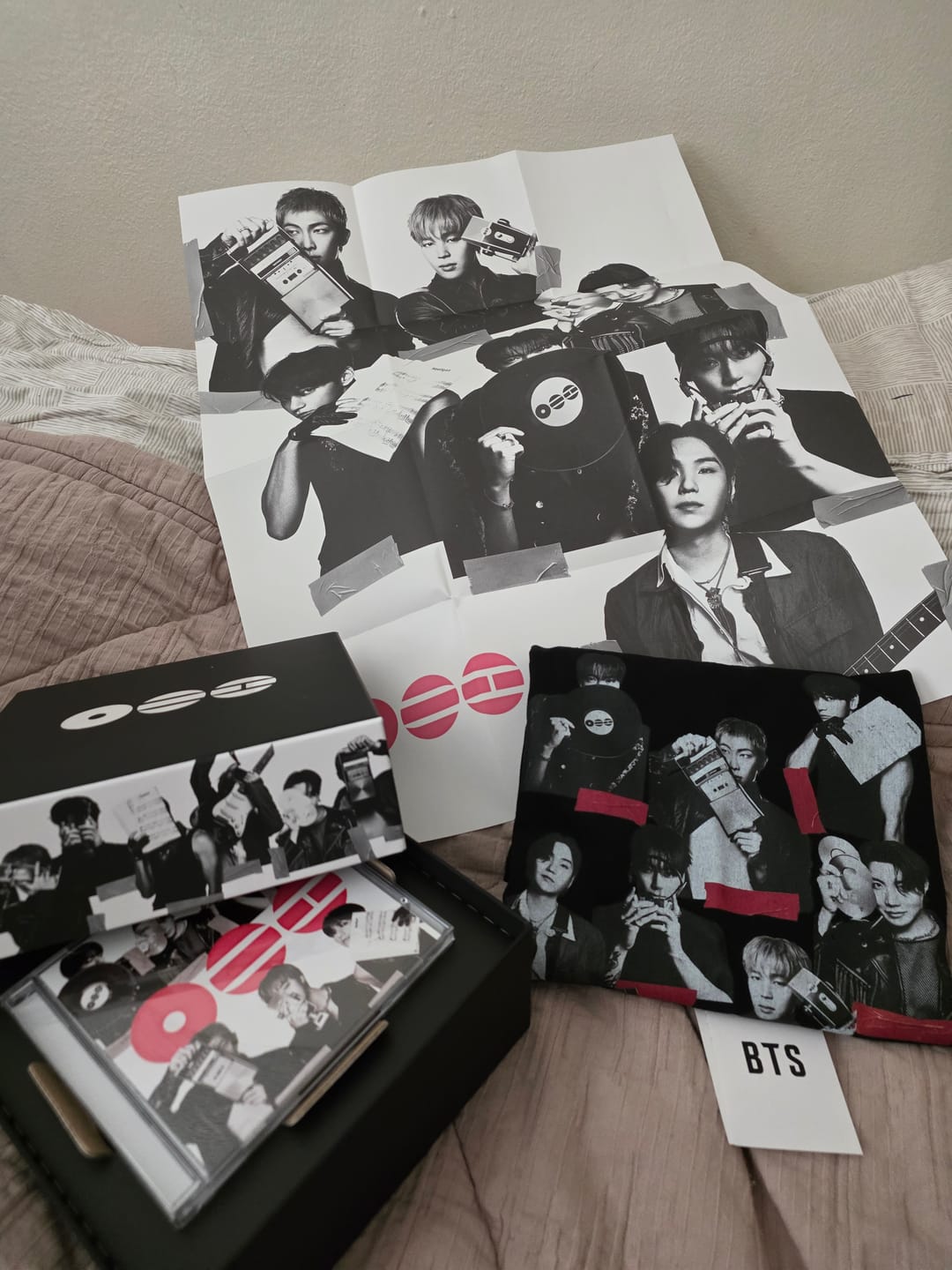 Customer photo review of BTS - ARIRANG 5TH ALBUM T-SHIRT CD BOX SET VER